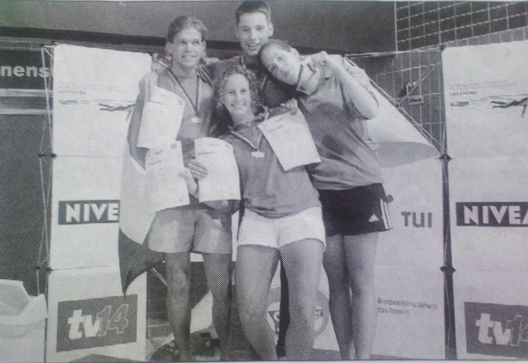 Peter H&uuml;lkenberg, Stefan Ubbin, Nicolette Jorna en Krista Snijders zijn Europeesch kampioen reddend zwemmen. (foto: Ab Hendriks)