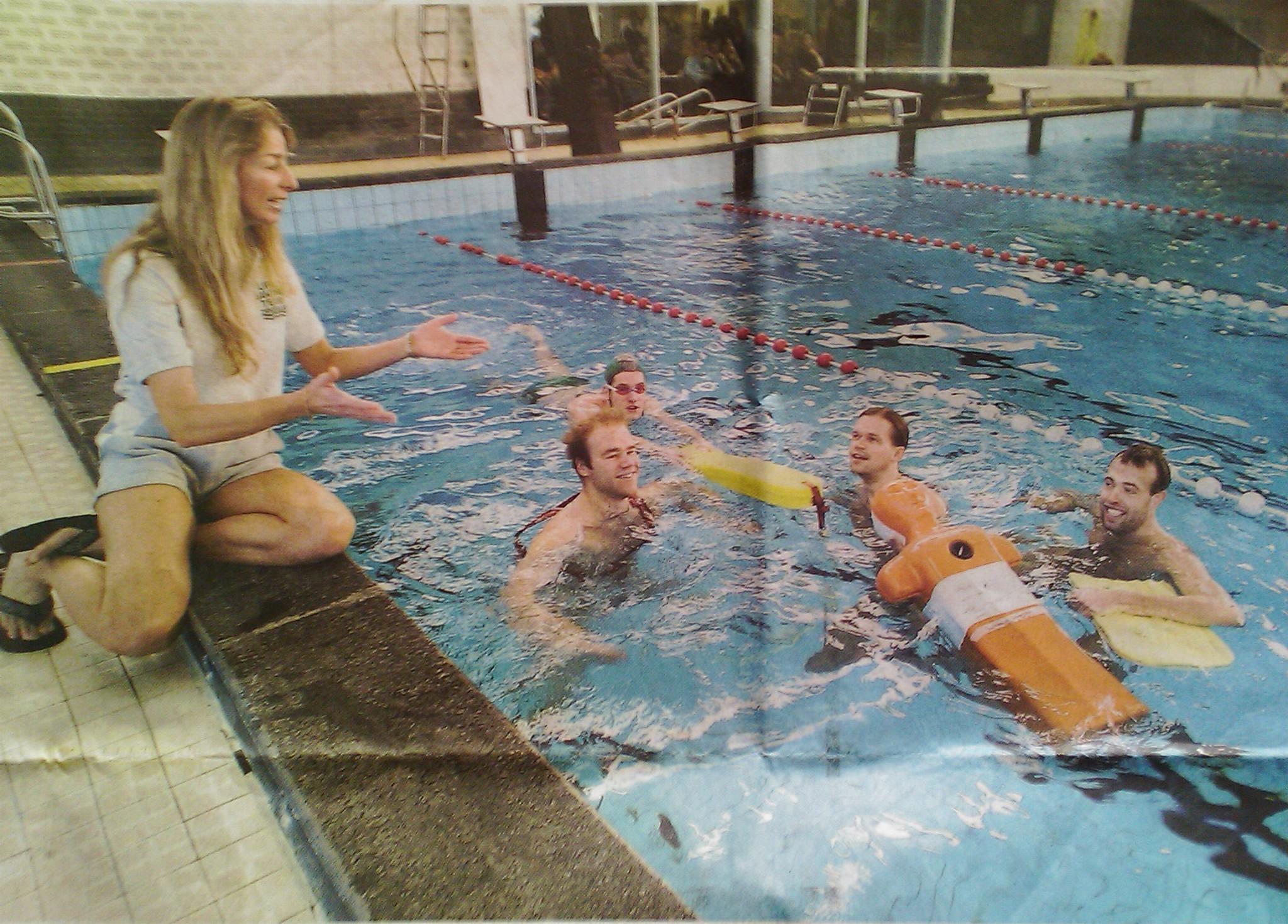 Op de rand trainster Jolanda van Dalen, in het water (vlnr) Robert Hendriks, Peter H&uuml;lkenberg (met brilletje), Stefan Ubbink en Jeroen Koster. Foto: Henk Rodrigo