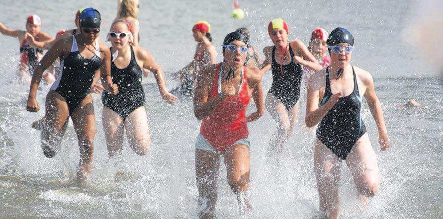 Corine Leenheer (rood badpak) zette zaterdag een uitstekende prestatie neer. Zij werd vijfde op het onderdeel beachflags en derde bij de wade race.