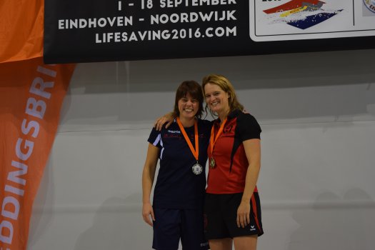 100m manikin tow with fins MASTERS 40+: 1) Claudine ROEMEN  2) Marielle SIMONS