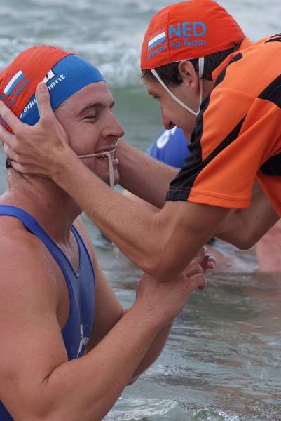 Peter feliciteert Rik met zijn overwinning op de Oceanman.
