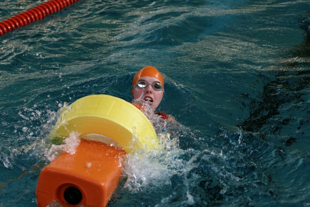 Ilvy in de weer met pop en torpedo.
