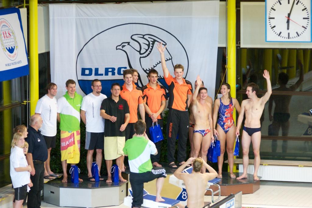 Het podium voor de 4x50m lijnredding, dit keer met gouden, zilveren en bronzen handtasjes.