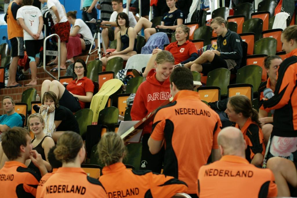 De Nederlandse ploeg feliciteert Hannemie Peeters van de Belgische ploeg met haar 23e verjaardag. Gratuliere!
