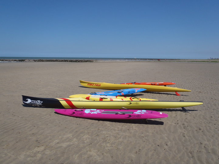 Met 100m tussen je campingstoeltje en de zee, blijft er wel eens wat materiaal eenzaam en alleen in het midden achter...