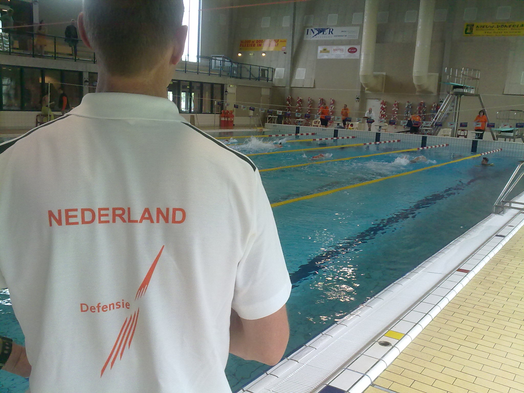 De coach van de Nederlandse Militaire Equipe keek aandachtig naar alle verrichtingen.
