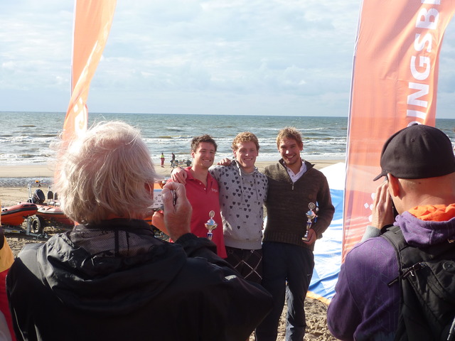 De fotografen waren niet weg te slaan van het winnend trio van Heytse.