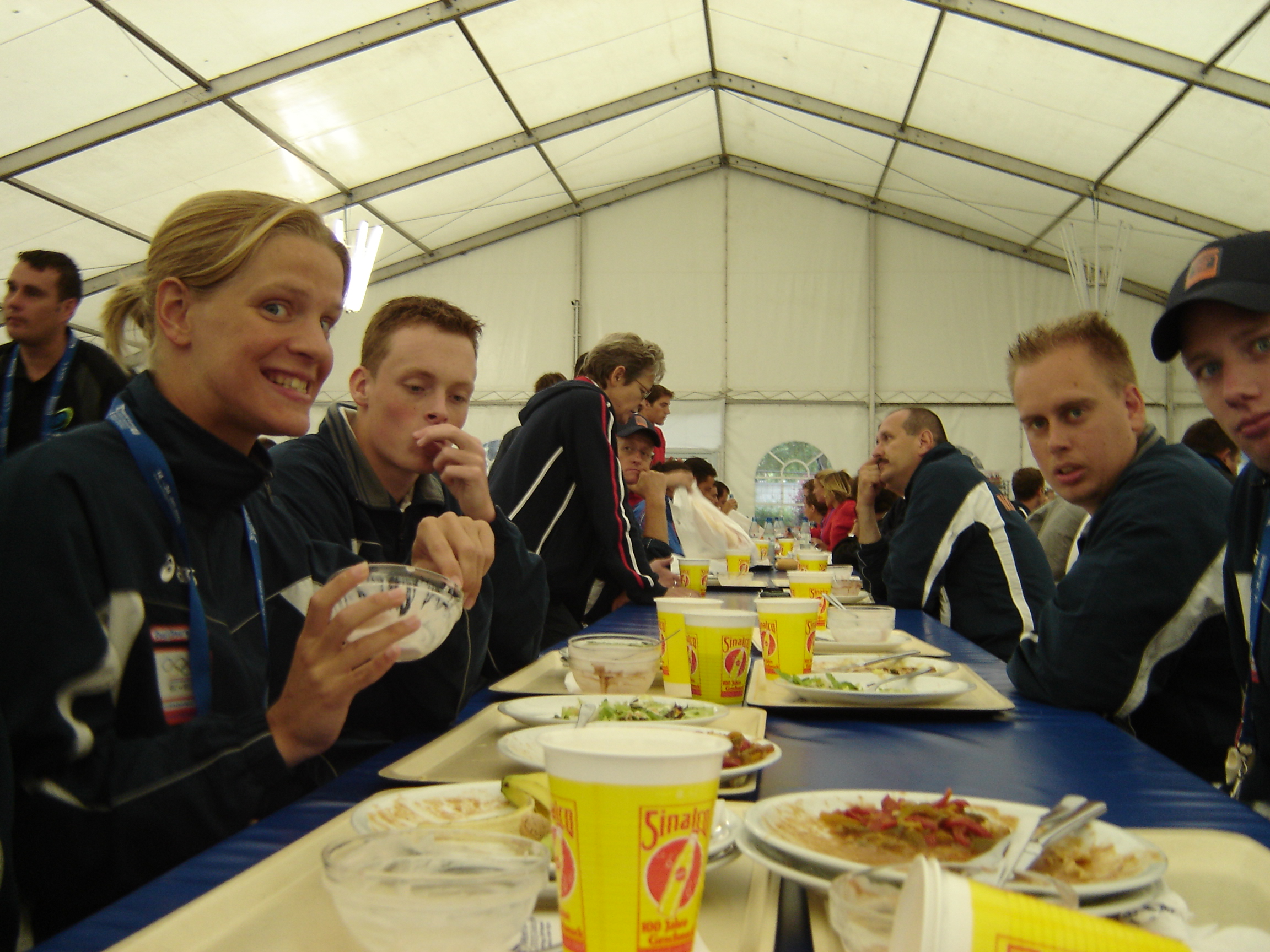 Sandra Temmerman (links) genietend van haar World Games 2005 eten Sandra Temmerman (links) genietend van haar World Games 2005 eten
