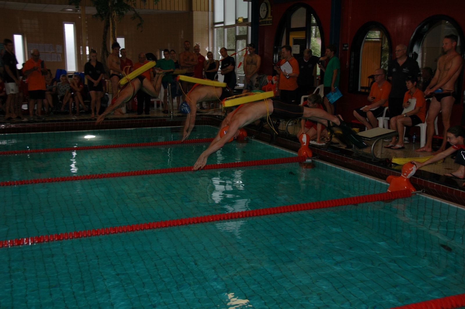 Martin (midden, oranje badmuts) deed afgelopen week ook nog even een (succesvol) testje op de 100m lifesaver in Heythuysen.