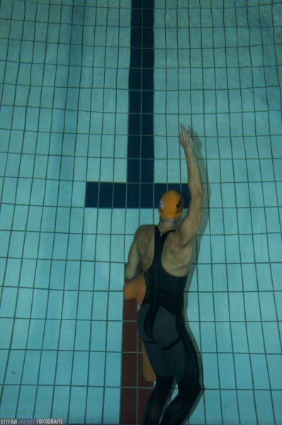 Sjors onderweg naar brons op de 100m manikin carry with fins @ EJK 2009, Eindhoven.